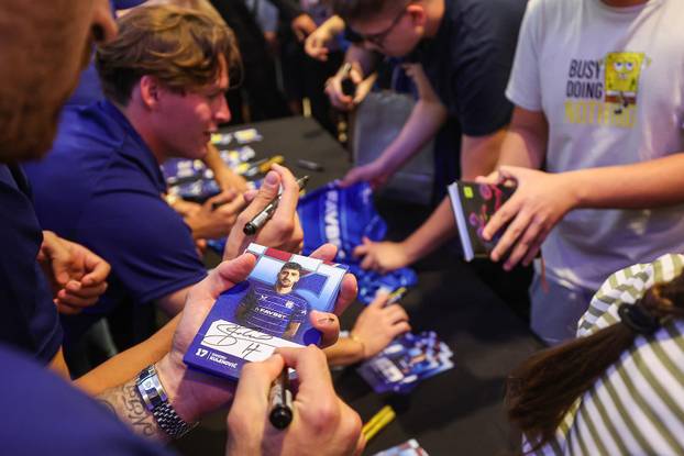 Zagreb: Otvorenje novog Dinamovog fan shopa