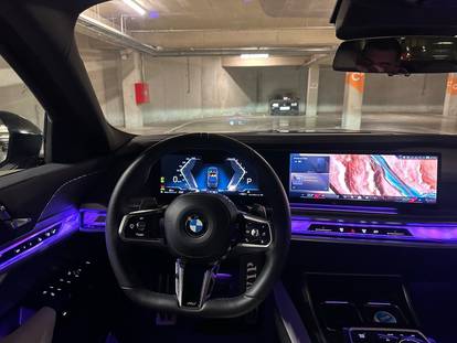 FOTO Pogledajte luksuzni BMW iz Zagreba! Ima kino i 'masira' vas. Prodaje se za 155.000 eura