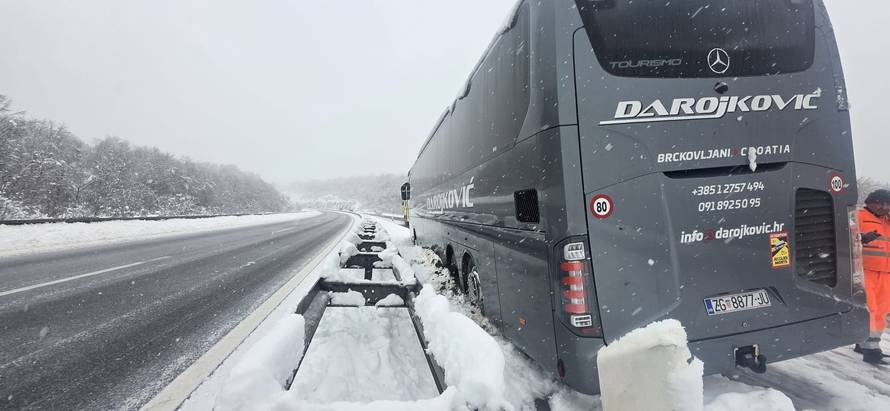 Autobus za Međugorje zapeo u snijegu na A1: 'Proklizao je kraj ograde, ali nastavili su svoj put'