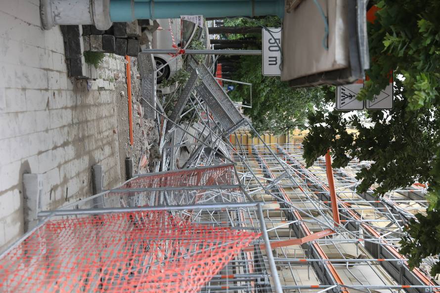 Zagreb: Skela i dio zgrade urušili se na automobile u Klaićevoj ulici
