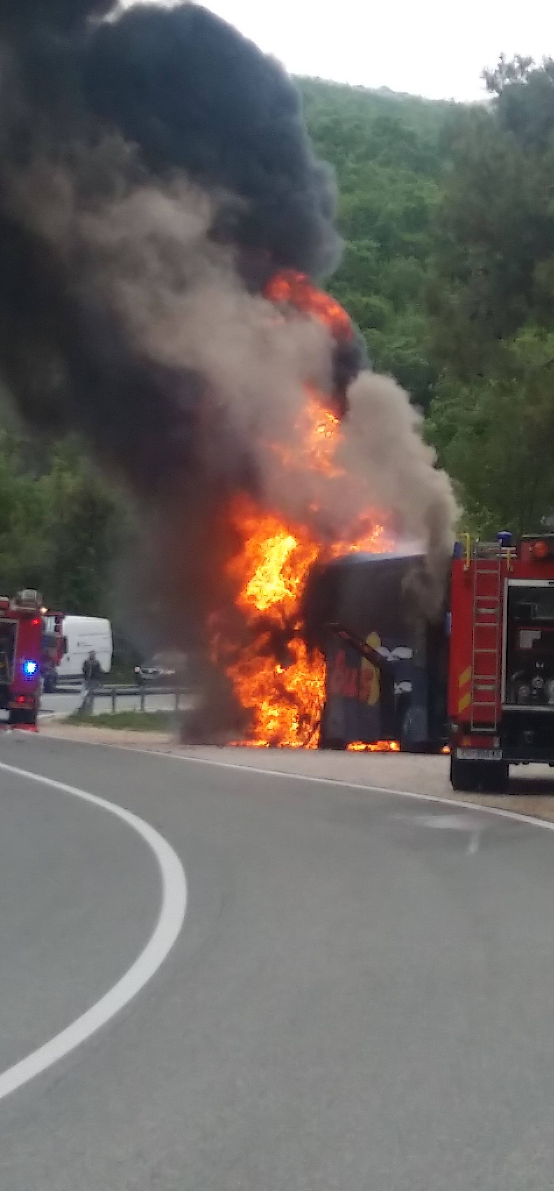 Buktinja na cesti kod Plomina: Bus izgorio, putnici evakuirani