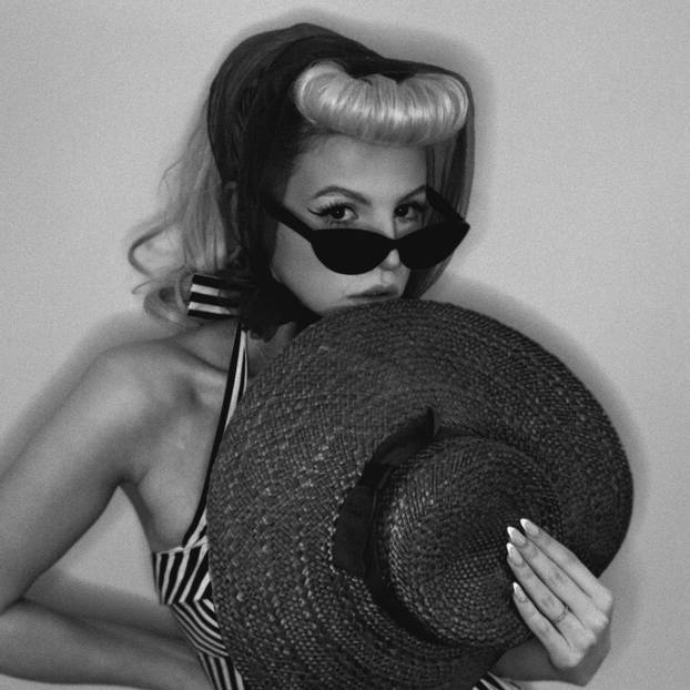 FOTO Mlada ljepotica obožava vintage stil - u retro krpicama donosi seksepil iz 1950-ih