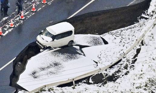 FOTO Dramati&ccaron;ni prizori nakon potresa u Japanu: Propale su ceste, najmanje 13 je ozlije&dstrok;enih