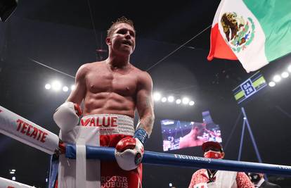 Moćni Canelo Alvarez slavio i ujedinio WBA i WBC pojaseve!