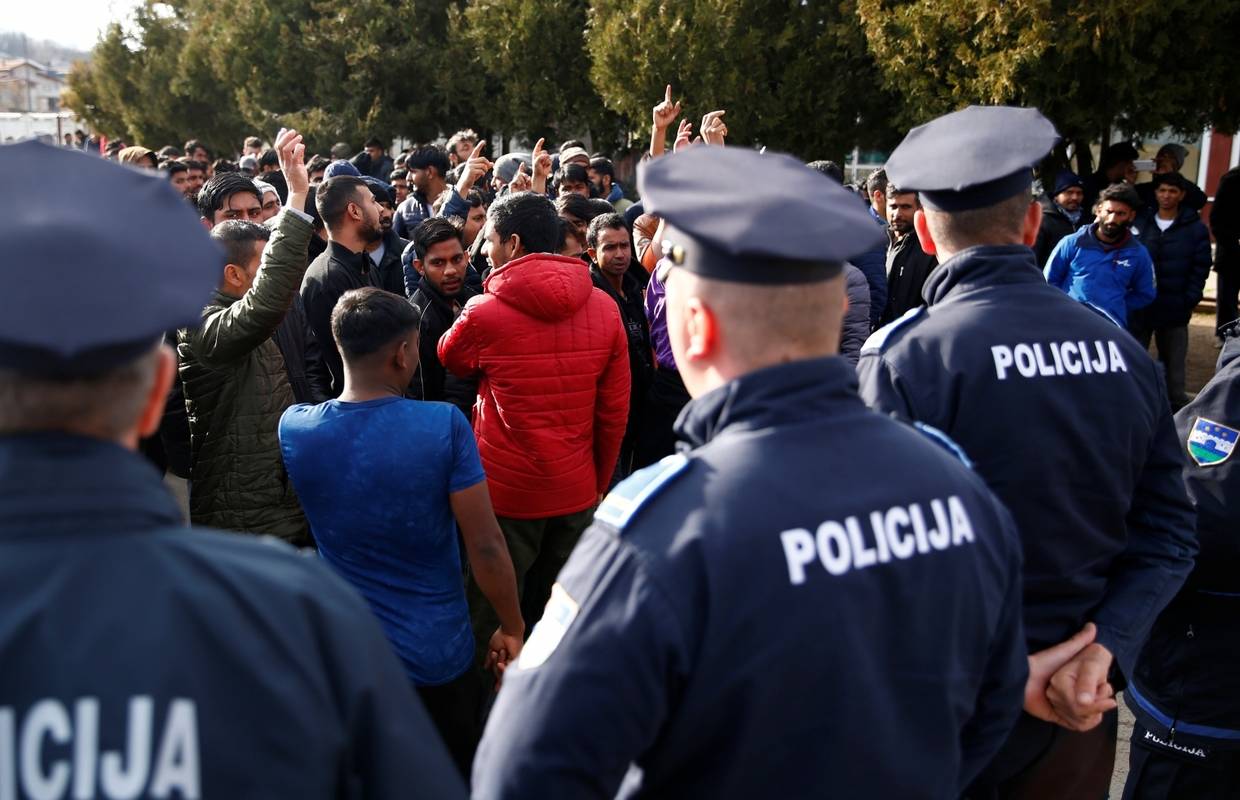 Sukob migranata i policije u Velikoj Kladuši: 'Ne tucite nas!'