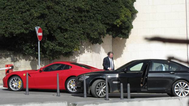 Split: Kerumov Ferrari 599 GTB mami pogled parkiran ispred zgrade Banovine 