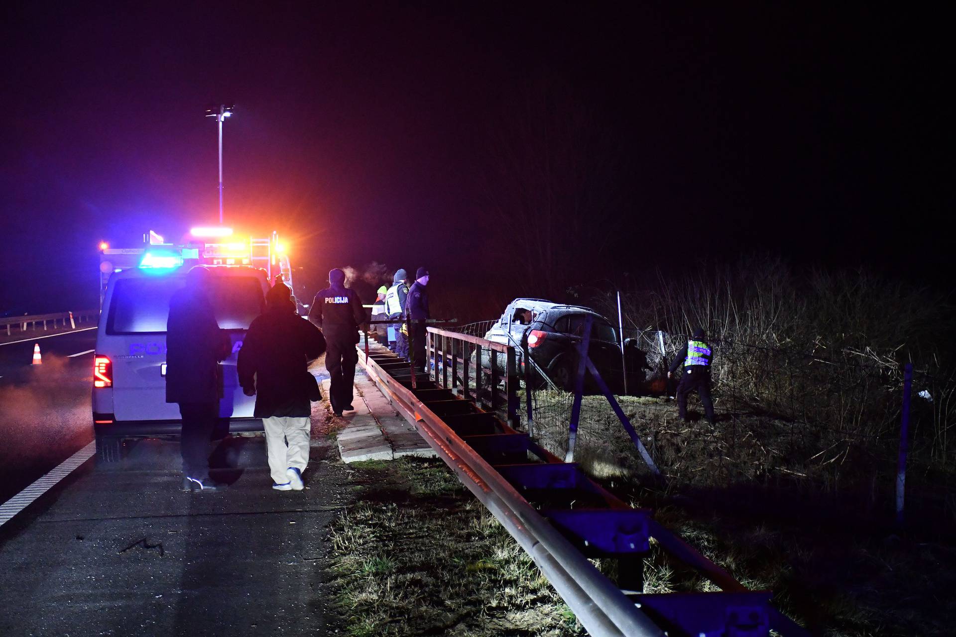 VIDEO Detalji užasa na A3: Sletio u kanal i poginuo, žena ispala iz auta. Nisu bili vezani