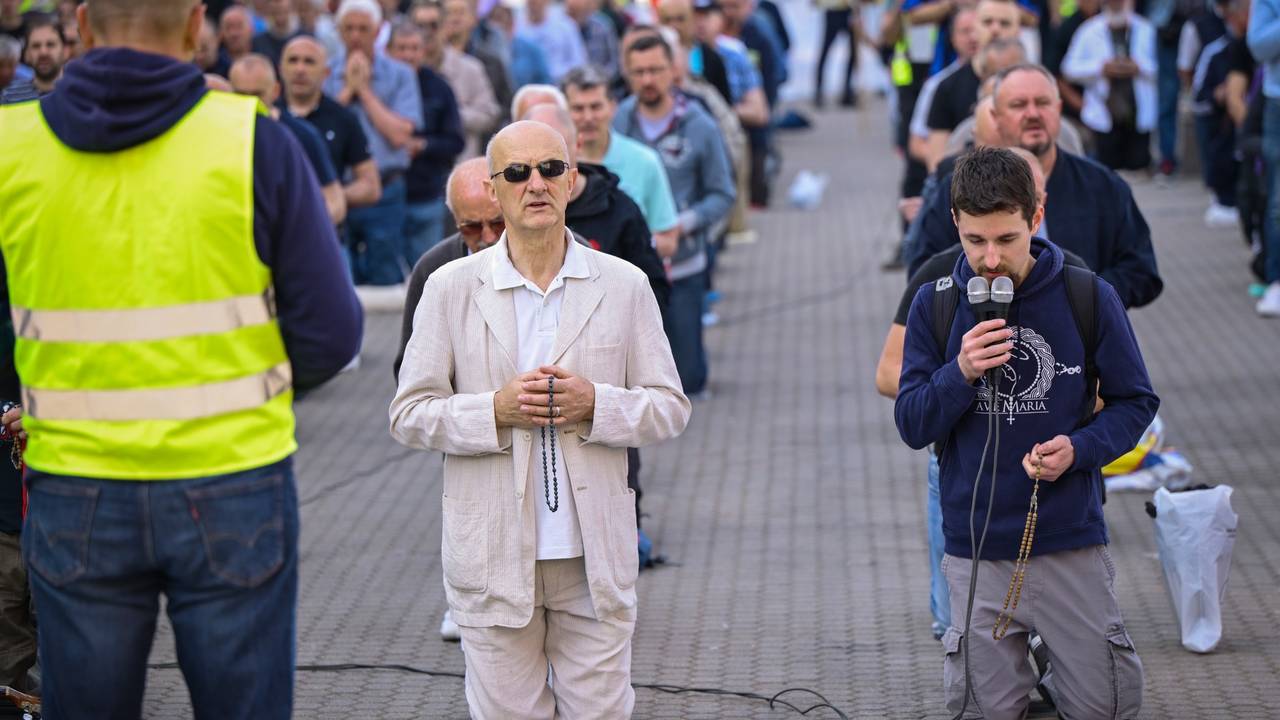 Gnjusno! Ratni zločinac klečao s moliteljima na Jelačićevu trgu