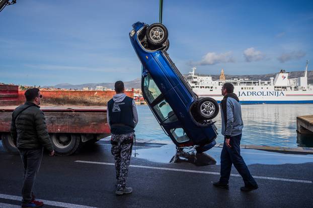 Split: Izvučen automobil koji je sinoć sletio u more kod gradske luke, vozač preminuo