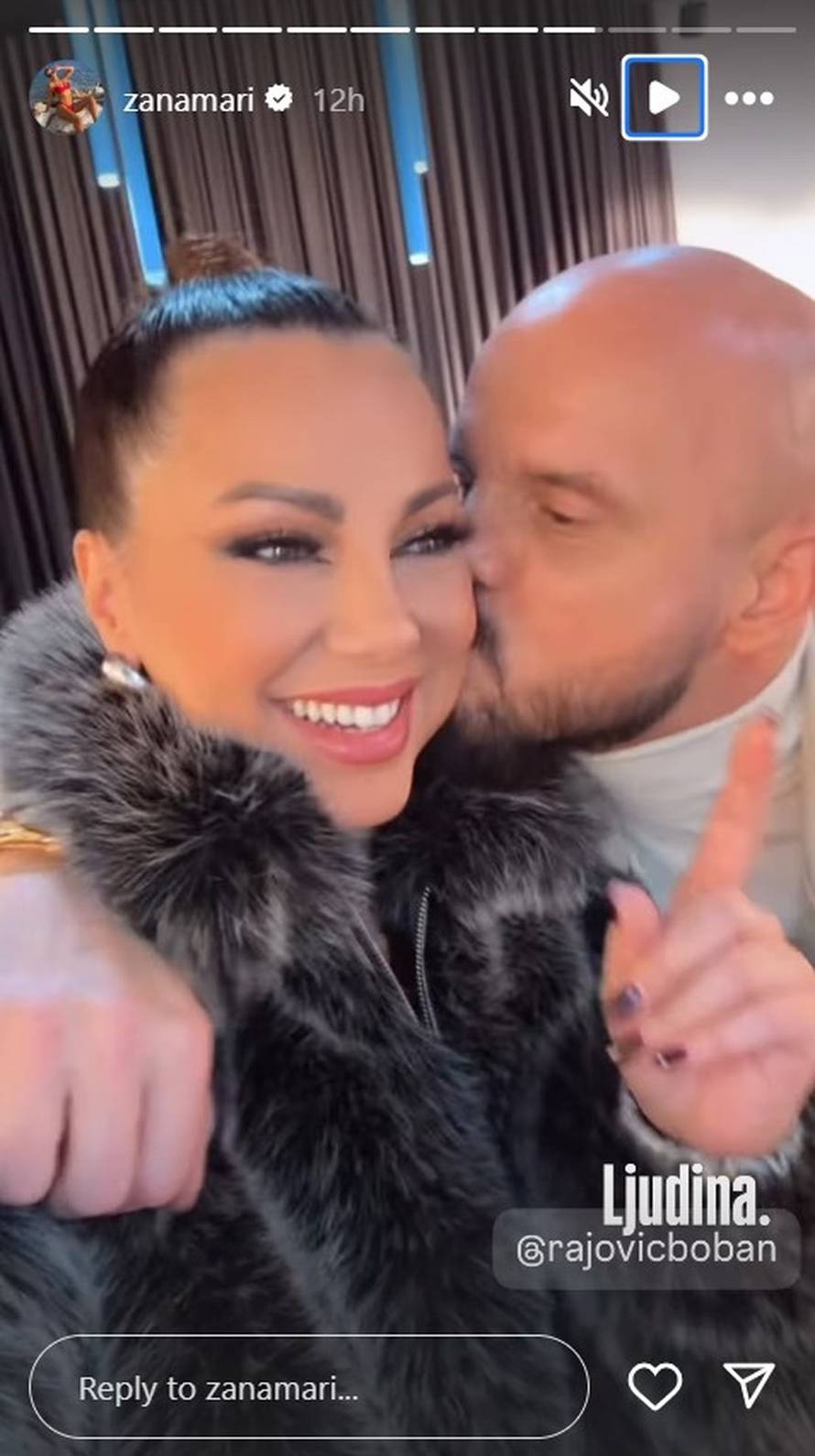 Žanamari pozirala u zagrljaju poznatog crnogorskog pjevača