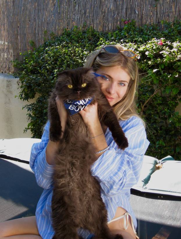 FOTO Becca Moore izazvala kaos na internetu: Iako vodi podcast, svi lude zbog njezinih fotki