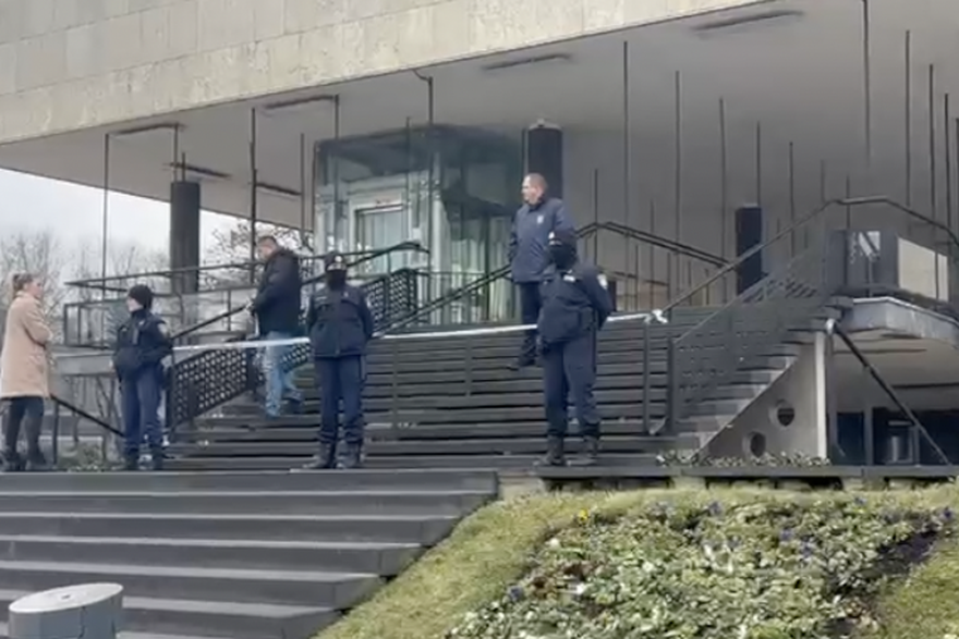 Provjeravanje zgrade Gradskog poglavarstva zbog dojave o bombi