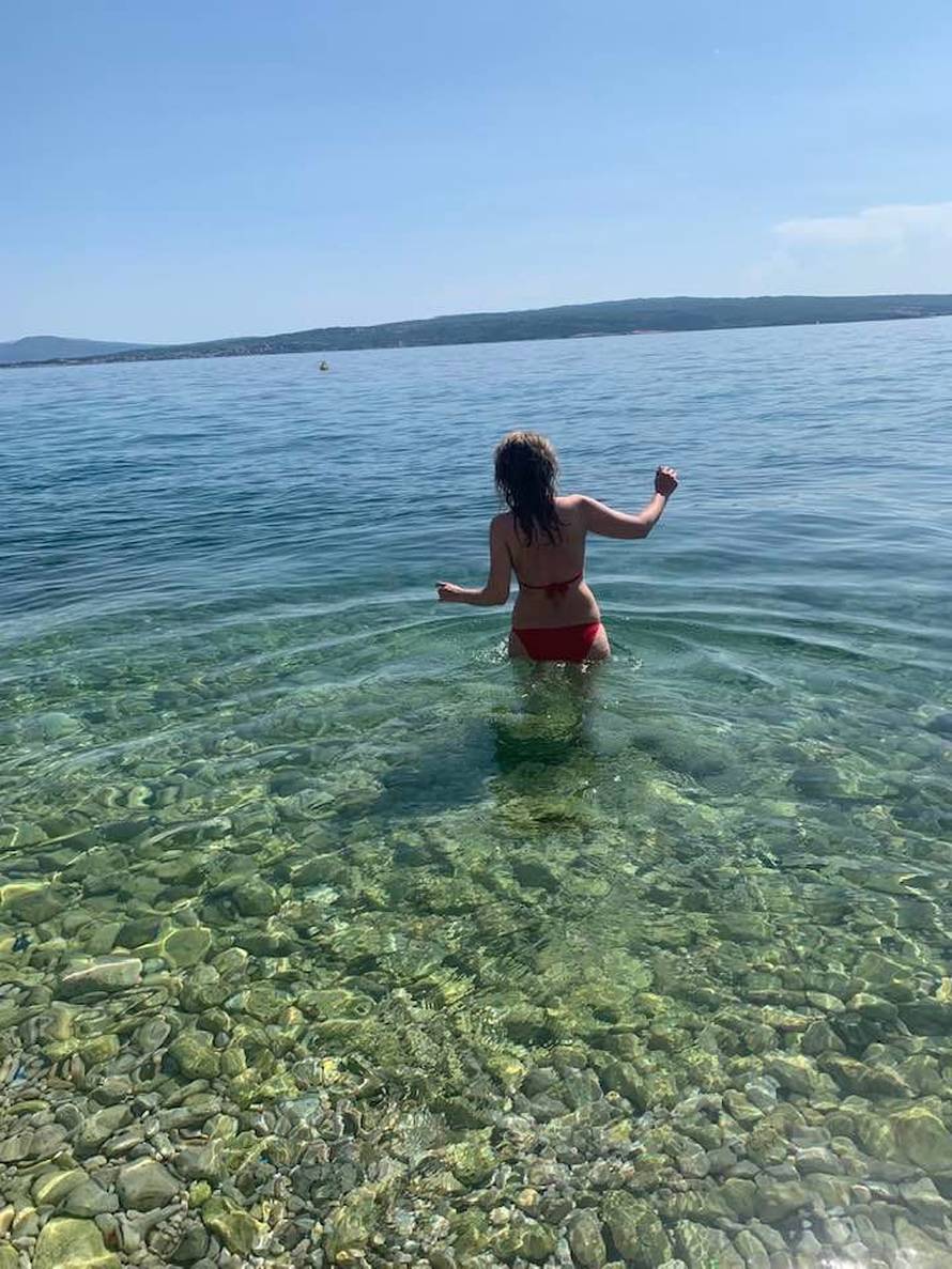 Sezona kupanja i vrućih fotki je otvorena: Domaće dame spremno poziraju u bikinijima