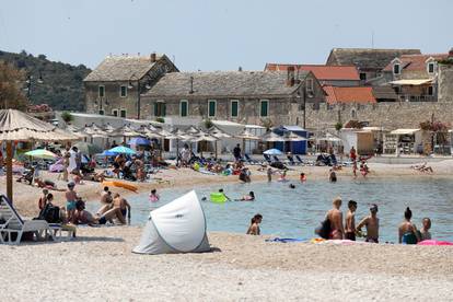 Primošten: Plaže su krcate, svi se žele malo osvježiti u moru