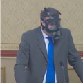 Mostovac Goluža s gas maskom na sjednici Skupštine: 'Štitim se od smrada iz Gradske uprave'