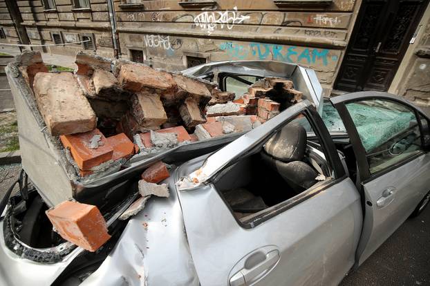 Zagreb: Nakon ju?erašnjeg potresa po gradu su još uvijek razbijeni automobili 