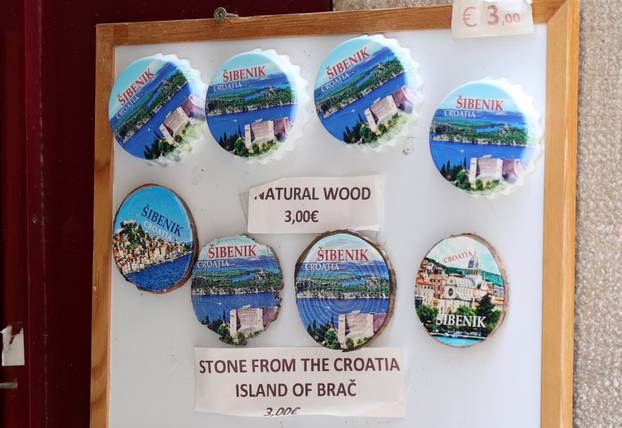 Šibenik: Ponuda suvenira u suvenirnici