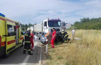 U Malinskoj se sudarili kamion i auto: Vozačica umrla u bolnici