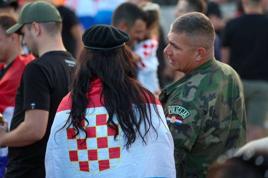 Sinj: Thompsonovi obožavatelji čekaju početak koncerta na hipodromu