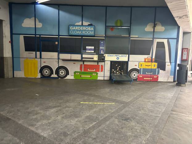 FOTO Autobusni kolodvor se raspada! Među putnike pala staklena stijenka, evo fotki