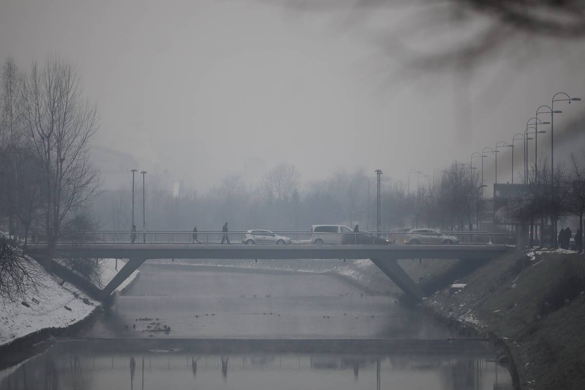 Otrovni zrak nastavlja gušiti Sarajevo: Građani u opasnosti