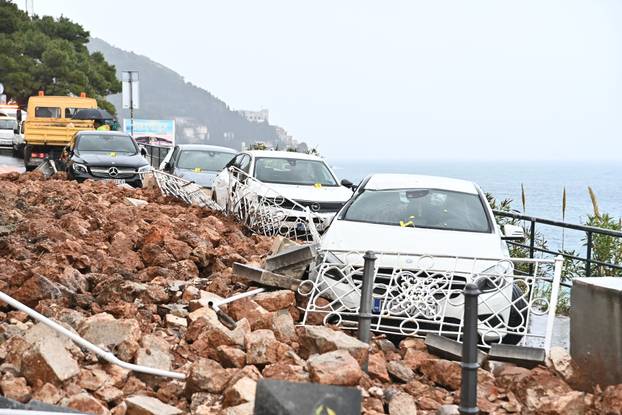 Dubrovnik: Na cestu se odronio zid kuće, automobili zatrpani kamenjem