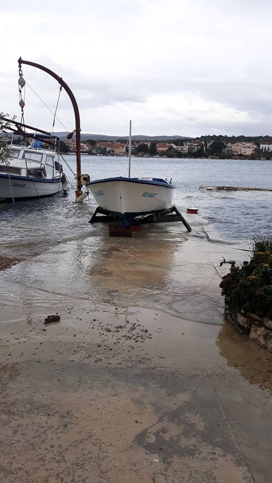 Hvar odsječen od kopna, valovi potapaju rive po cijeloj obali!