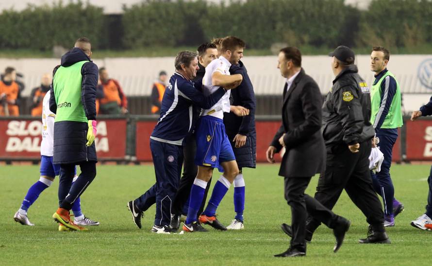 Hajdukov stoper zaletio se na suca, spriječili su ga suigrači!