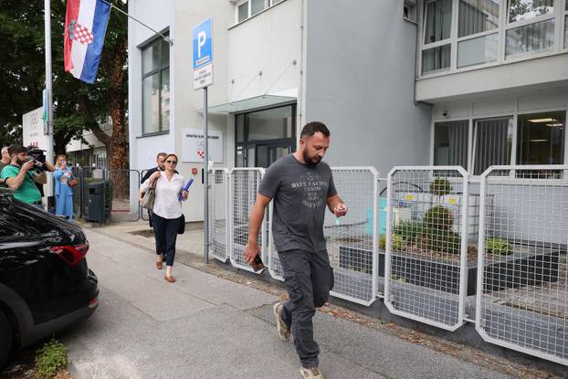 Zagreb: USKOK-ovi istražitelji izlaze iz prostorija HOO-a