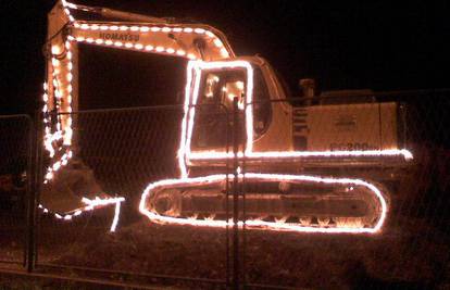Božić na gradilištu: Radnici lampicama ukrasili bager
