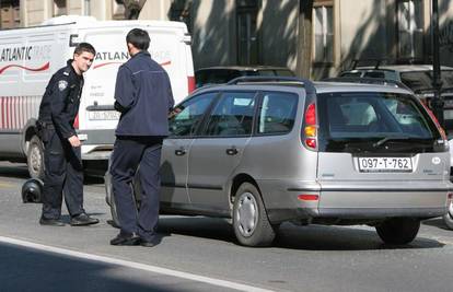 Zagreb: Vozača motocikla autom odbacio na tramvaj