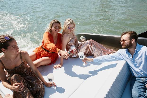 Prizori koji ostavljaju bez daha! Pogledajte modele u mokrim haljinama na jahtama u Veneciji