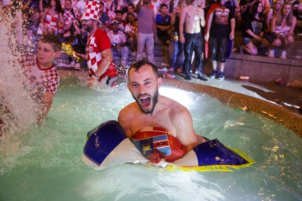 Zagreb: Slavlje navijača na trgu nakon pobjede Hrvatske