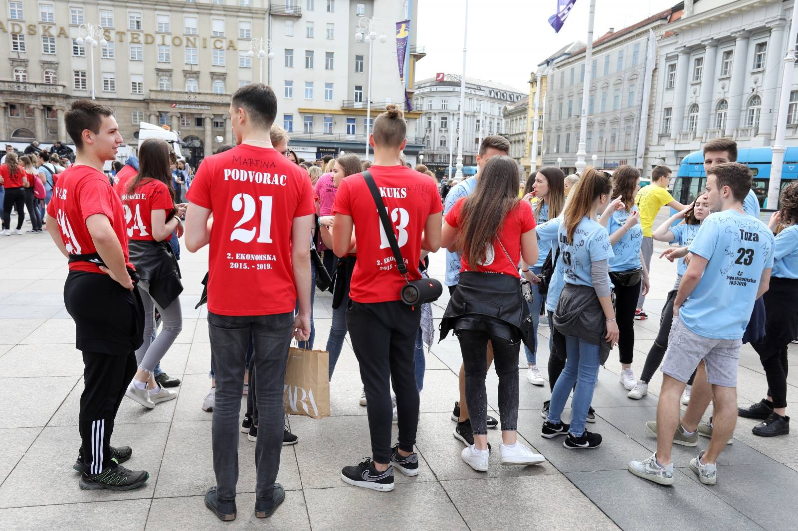 Zagreb: Okupljanje maturanata na Trgu bana JelaÄiÄa