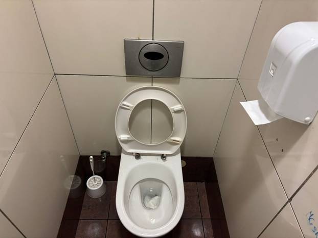 FOTO Autobusni kolodvor se raspada! Među putnike pala staklena stijenka, evo fotki