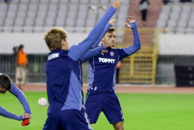 Zagrijavanje nogometaša uoči početka utakmice 13. kola SuperSport HNL-a između Hajduka i Osijeka