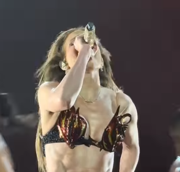 FOTO Ove slavne dame imaju preko 50 godina, a tange i bikiniji im savršeno pristaju...