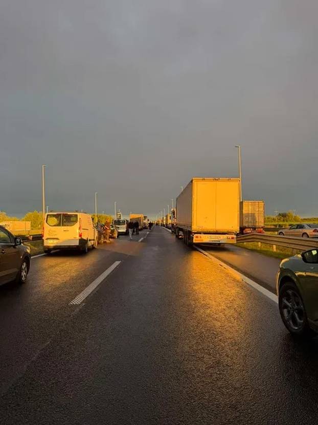 Pogledajte kaos na A3 zbog prevrnutog kamiona: Čekamo satima. Možda dočekamo jutro