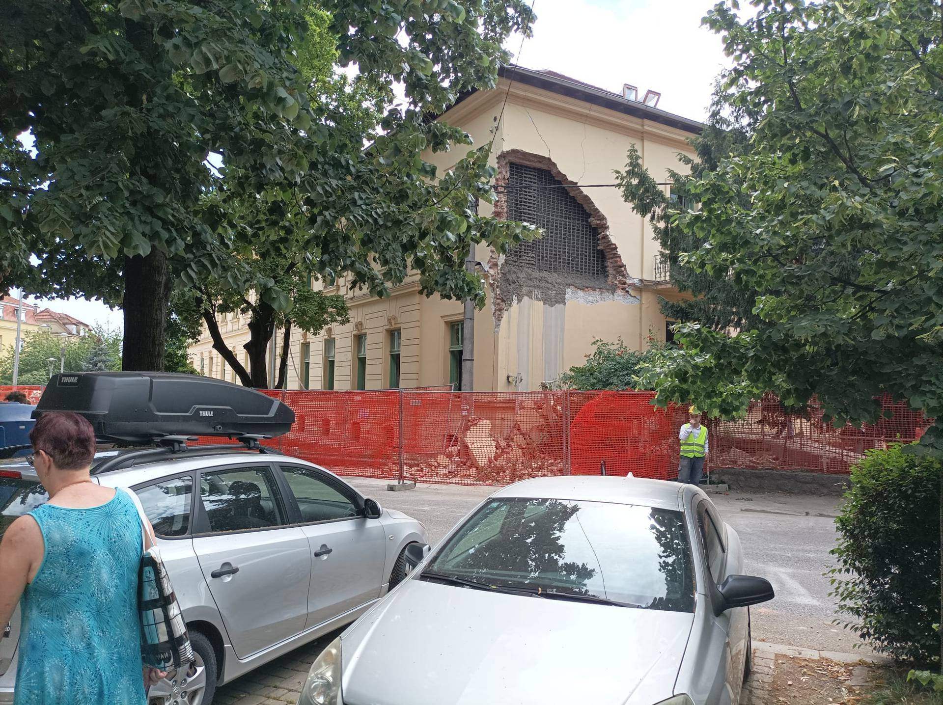 VIDEO Urušio se zid Upravne zgrade KBC Sestre milosrdnice: 'Komadi zida padali su po cesti'