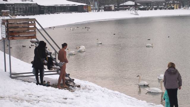 Ma kakva zima, kakav snijeg: Okupao se u jarunskom jezeru