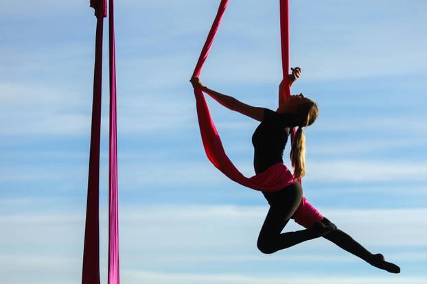 Čarobni ples na svili: Predivne siluete ispod mosta Mladosti