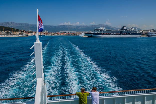 Split: Gužva na trajektu Petar Hektorović na relaciji Split - Vis