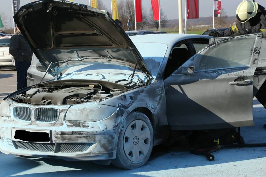 Vlasnica otišla u šoping, auto se na parkiralištu zapalio