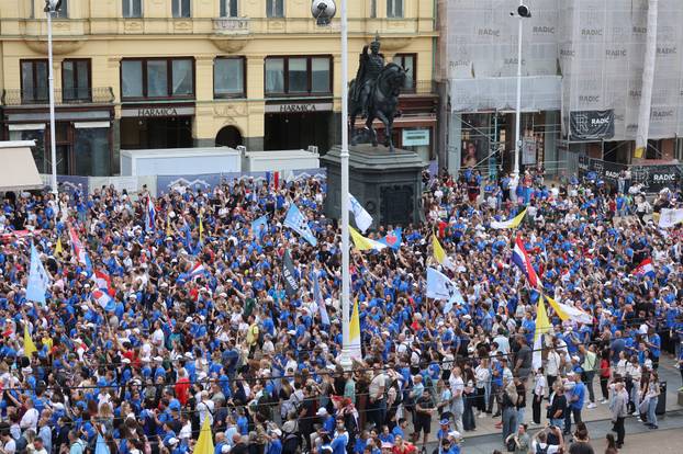 Zagreb: Dolazak hodočasnika Antunovskog hoda na Trg bana Josipa Jelačića