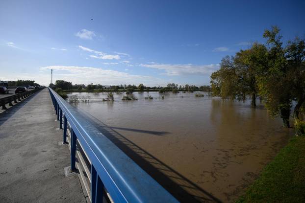 Zagreb: Visoki vodostaj rijeke Save