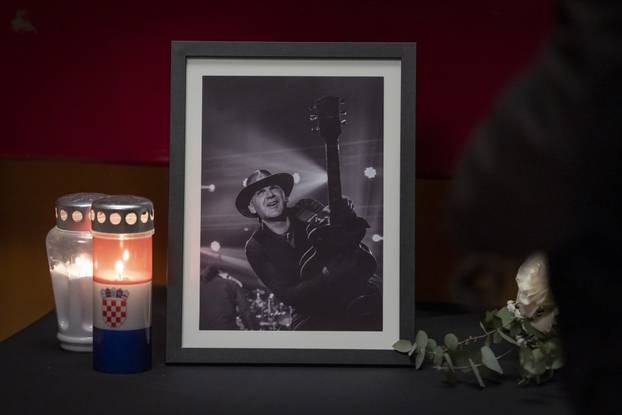 Županja: Komemoracija za Slavena Živanovića Žižu, člana grupe Opća opasnost koji je preminuo u 53. godini