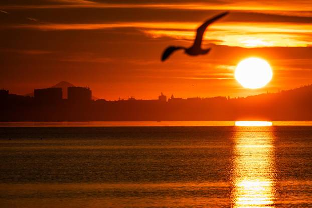 Kaštel Stari: Izlazak Sunca nad Splitom