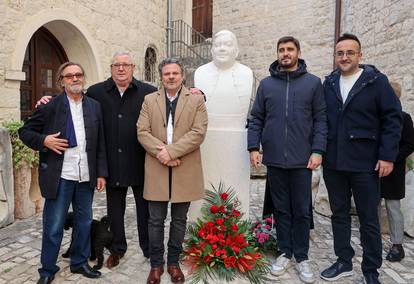 FOTO Otkriven spomenik Vinku Coci u njegovom rodnom Trogiru