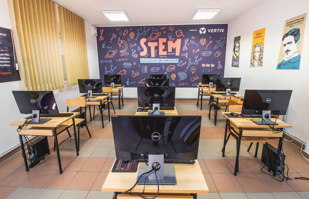 Donacije stižu i dalje: Vertiv u Glini opremio STEM učionicu