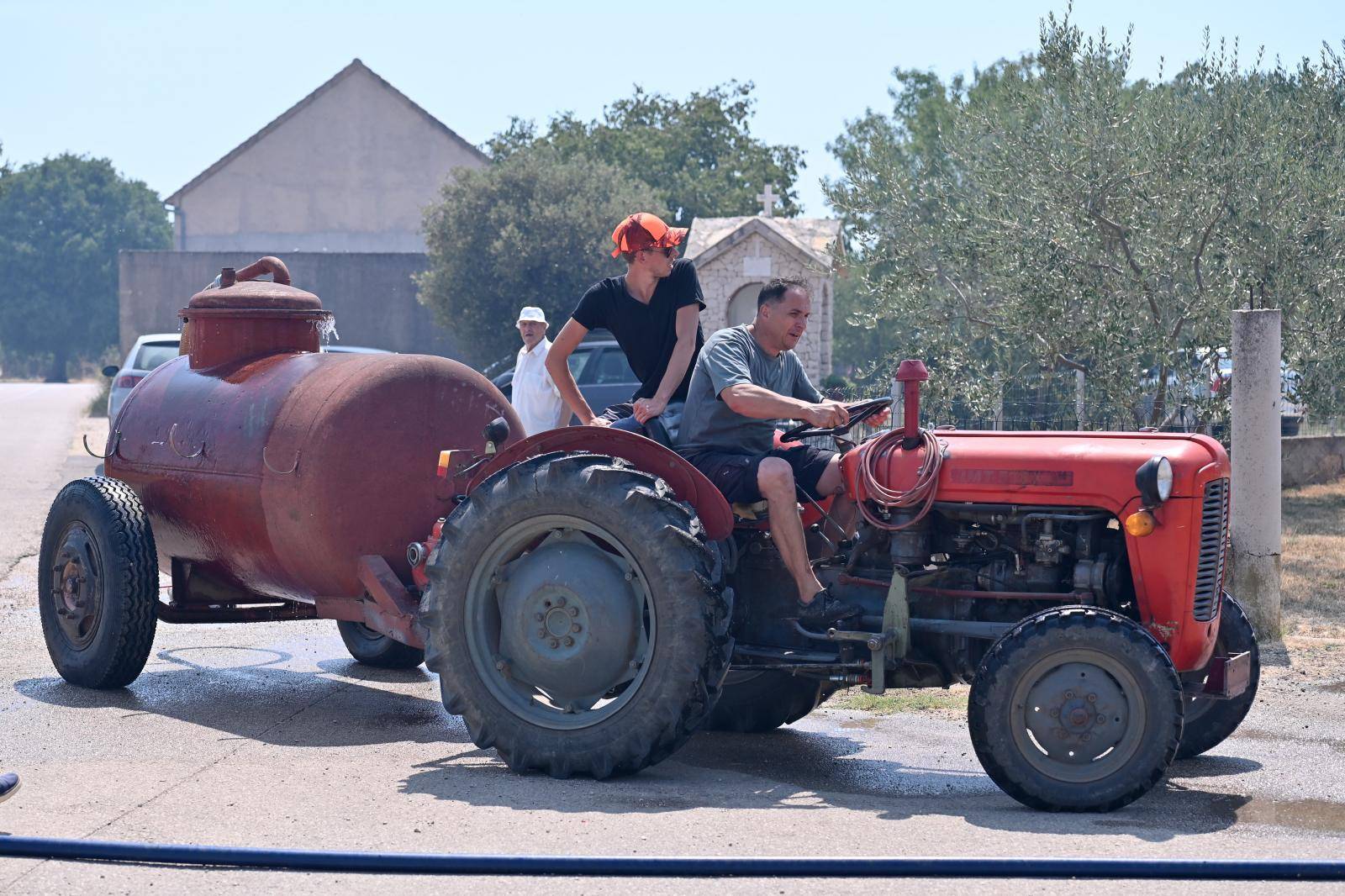 Kod Benkovca se rasplamsao požar uz autocestu i ide prema kućama